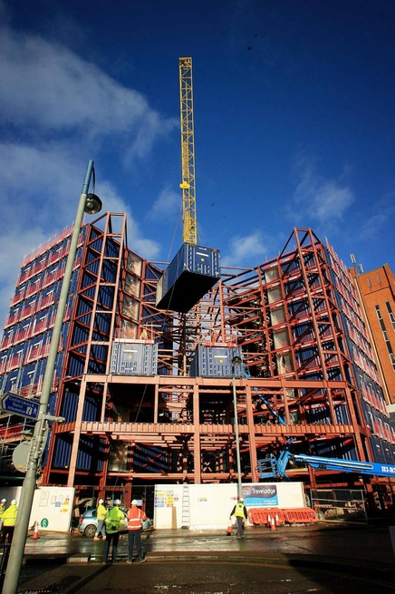 edificio contenedores travelodge